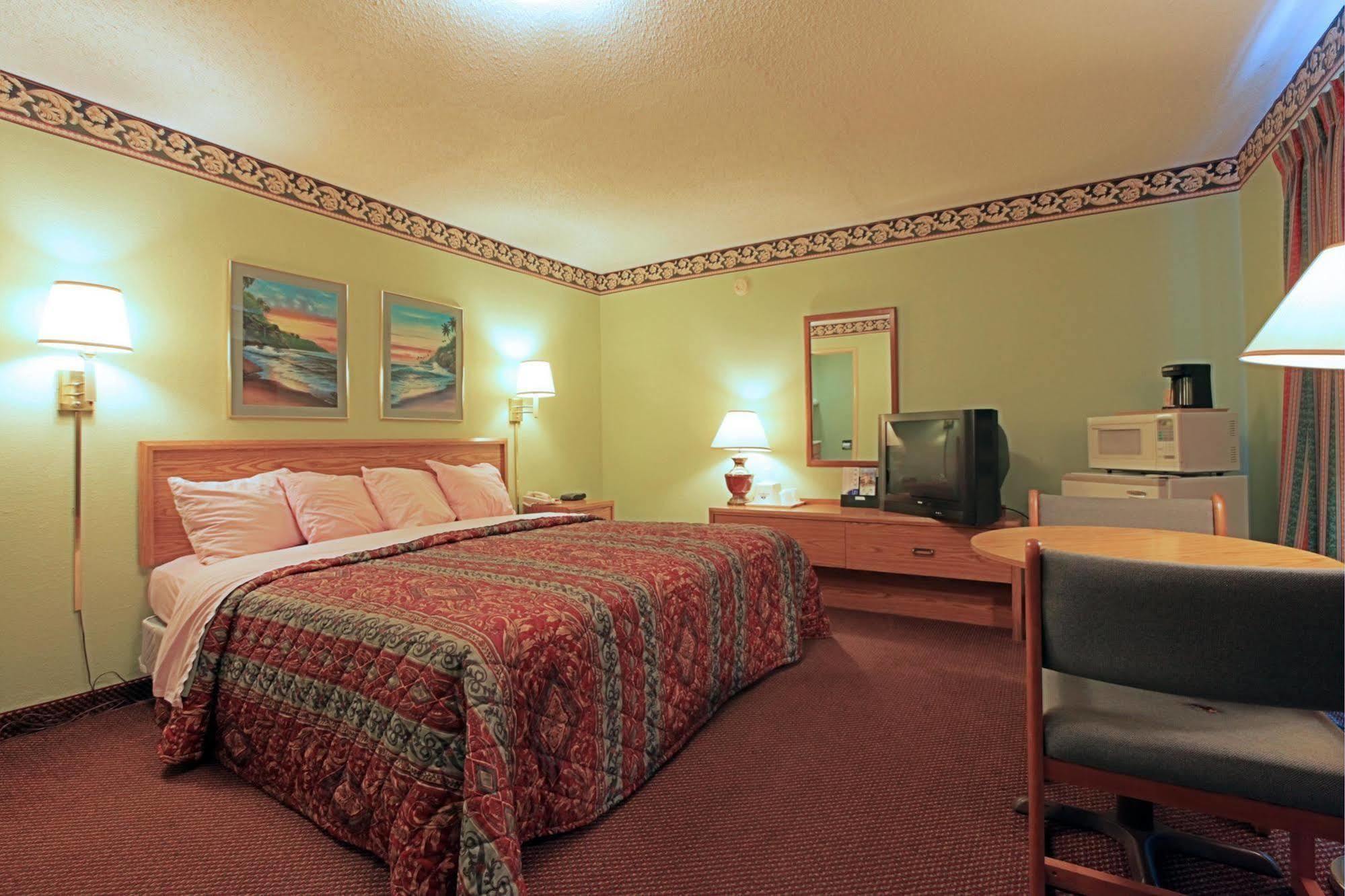 Regency Inn Fayetteville Room photo