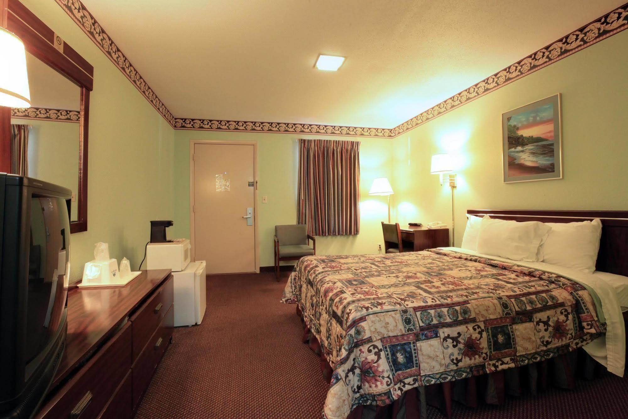 Regency Inn Fayetteville Room photo